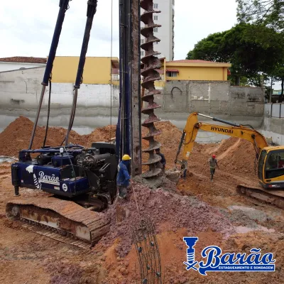 Estaqueamento de hélice contínua pequeno porte